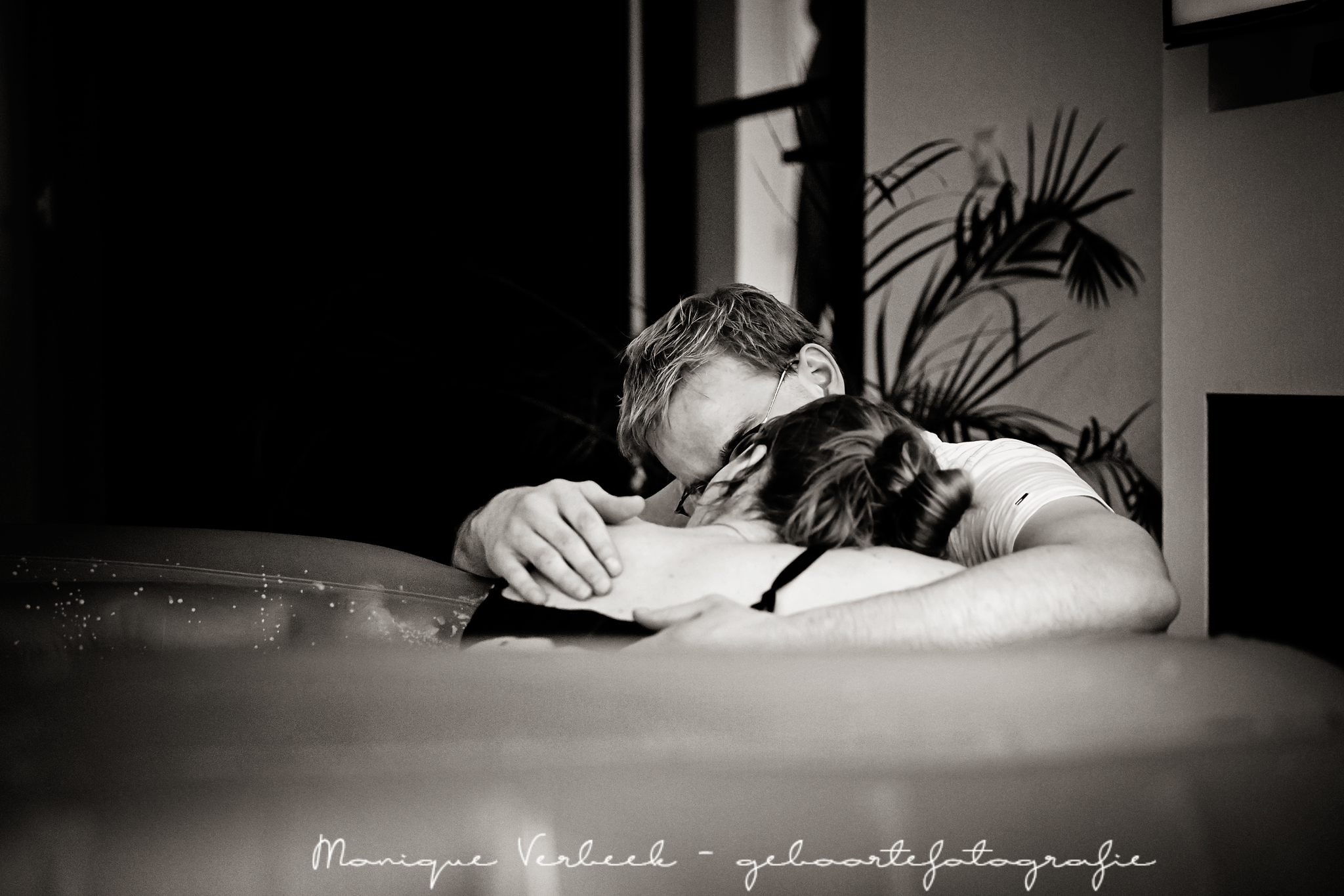 Geboortefotograaf Utrecht , bevallen in bad , geboortefoto