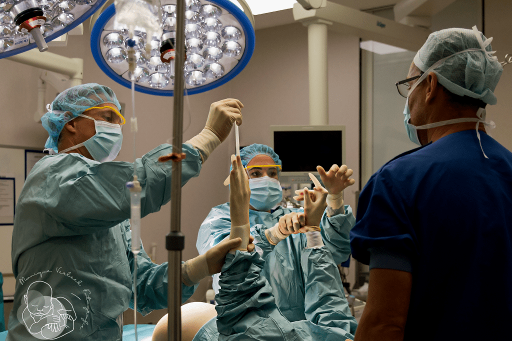 moeder-geassisteerde-keizersnede-geboortefotografie-keizersnedefotograaf-mac-utrecht