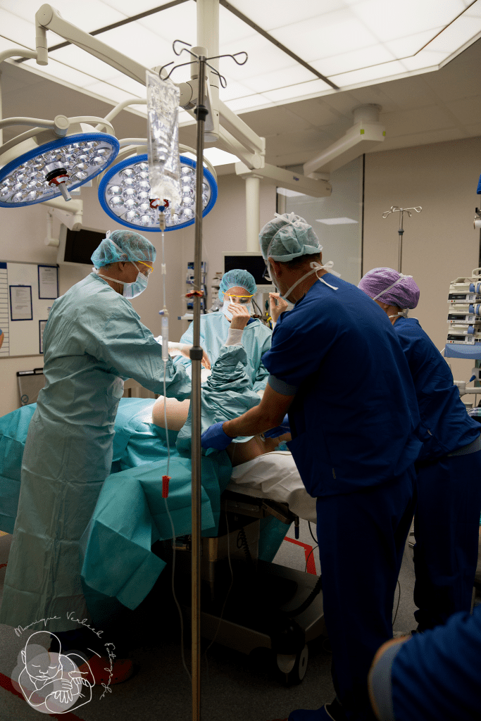 moeder-geassisteerde-keizersnede-geboortefotografie-keizersnedefotograaf-mac-utrecht