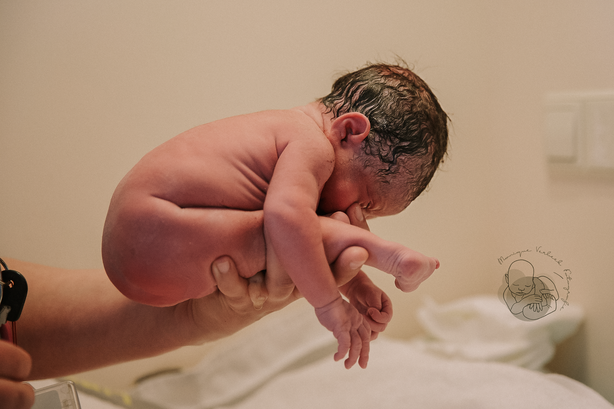 newborn pasgeboren geboortefotografie whombpose