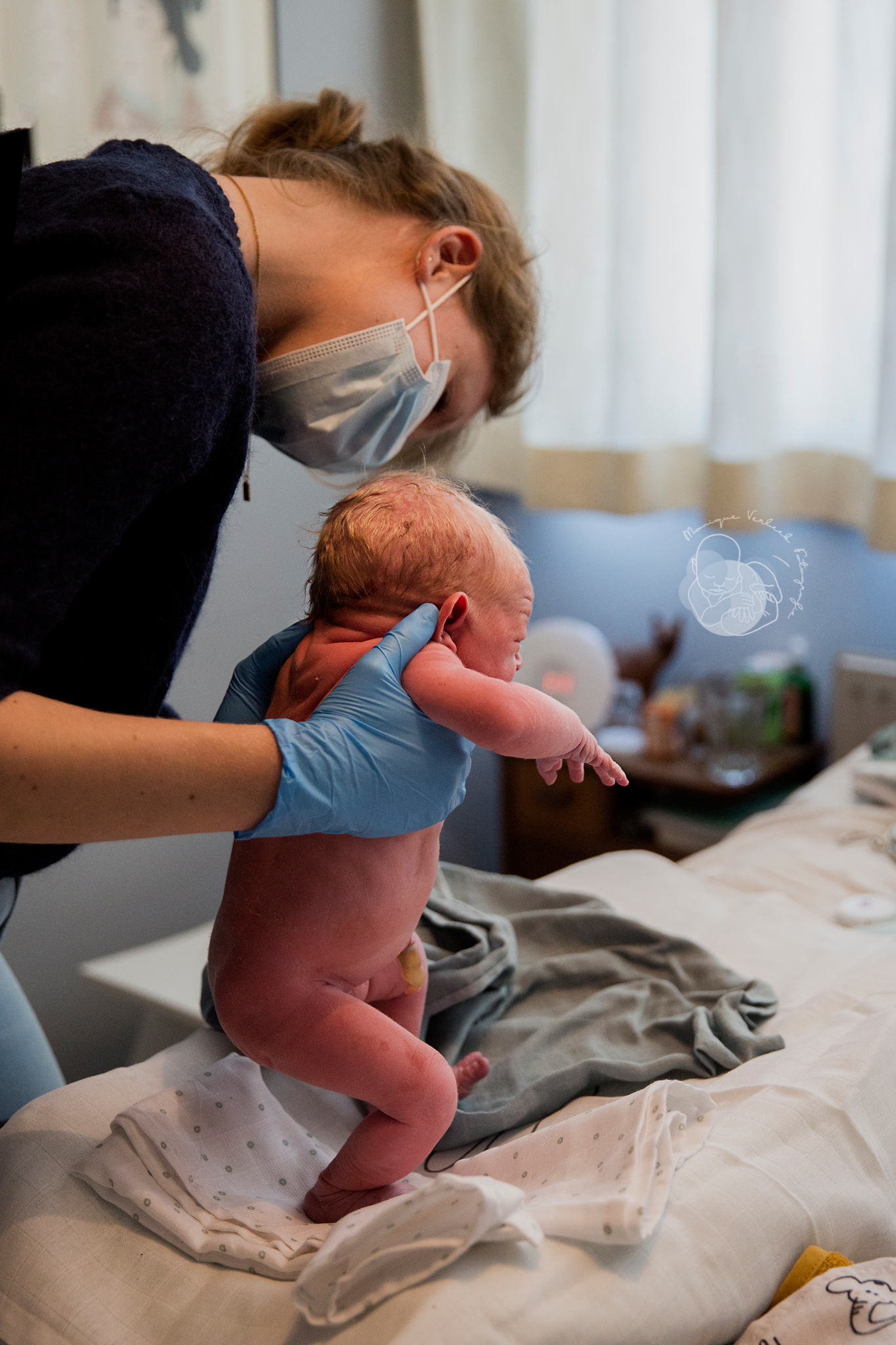 loopreflex pasgeboren Utrecht thuis bevalling bevallingsfotograaf Monique Verbeek