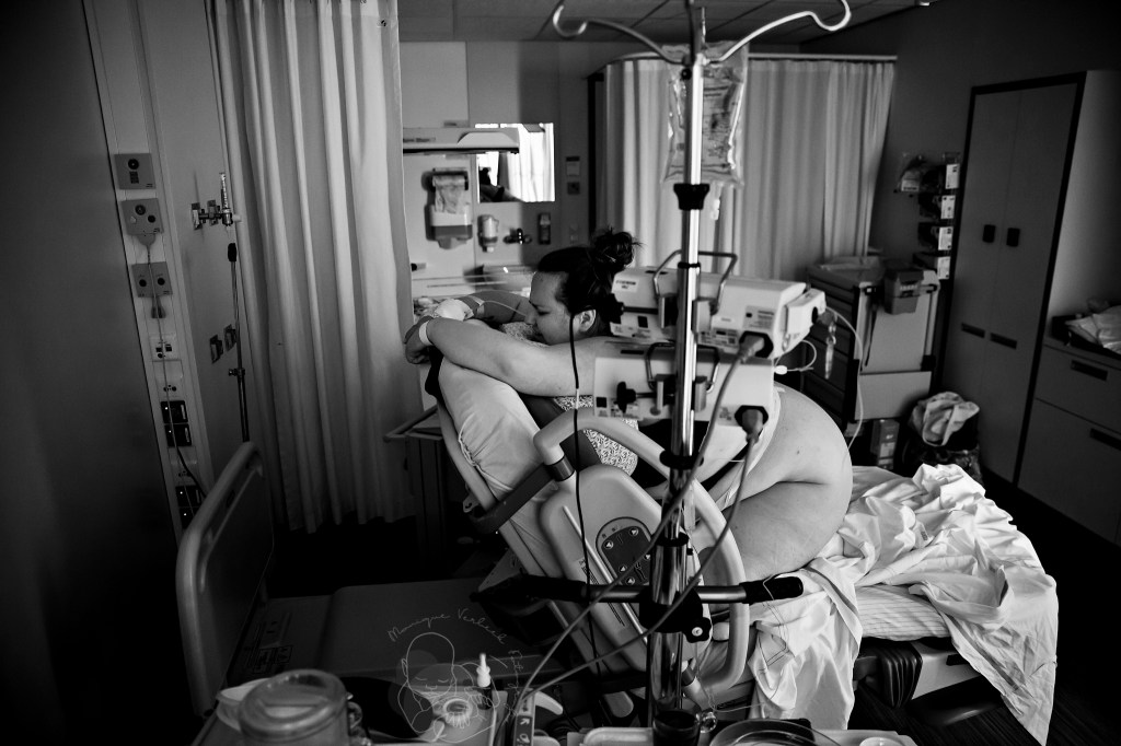 Weeën opvangen hangend op bevalbed