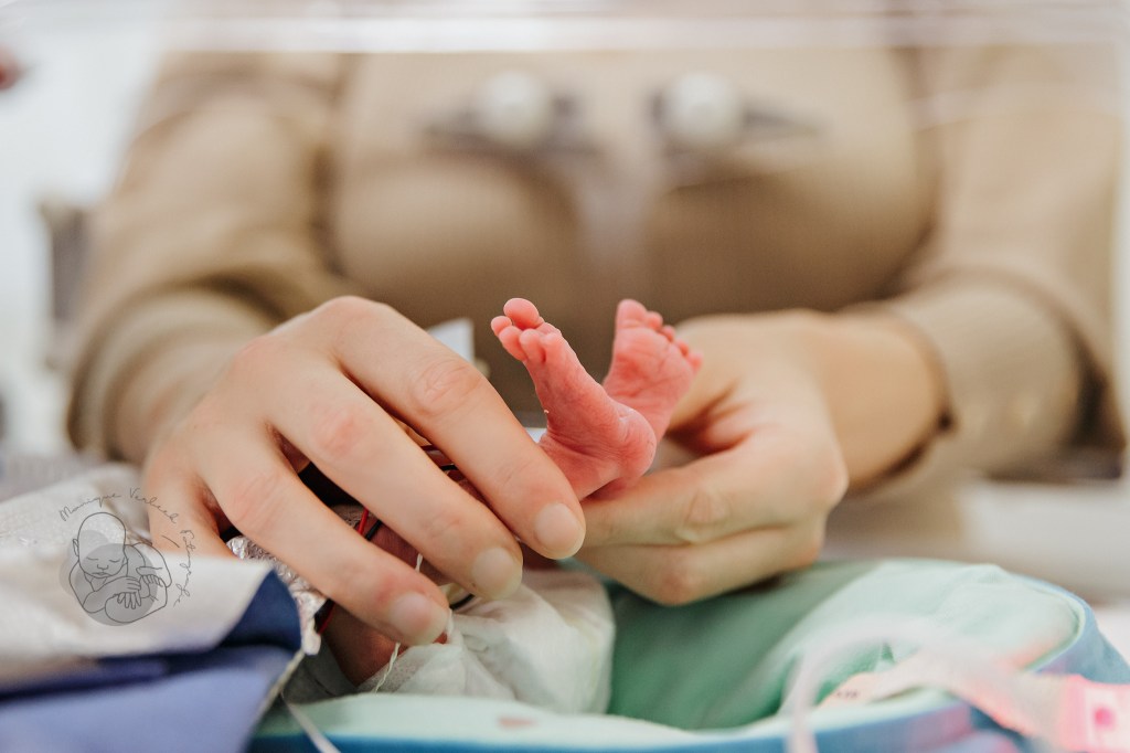 de kleinste voetjes in de couveuse
