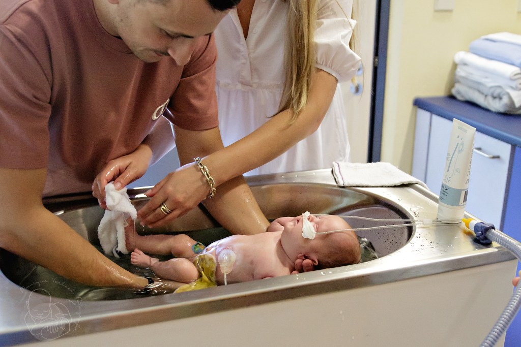 Papa houdt haar lekker in bad terwijl mama haar wast.
Het stomazakje komt door het warme water vanzelf los.