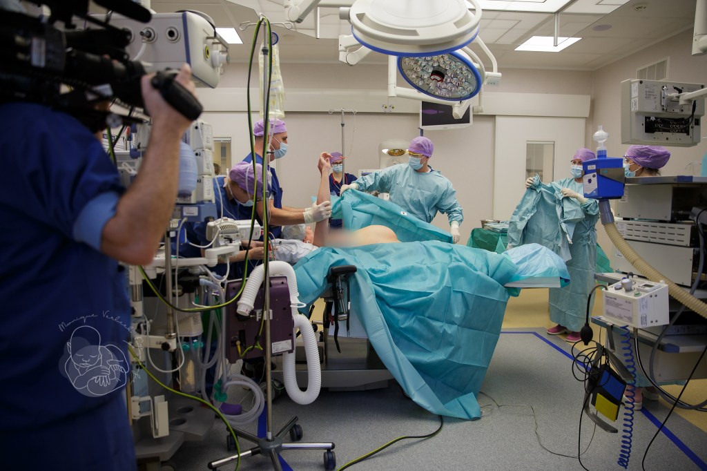 operatiekamer bij moeder geassisteerde keizersnede