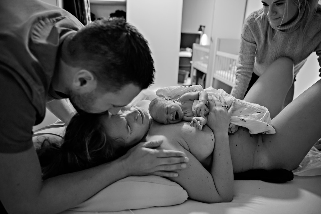 zwartwit foto van een thuisbevalling