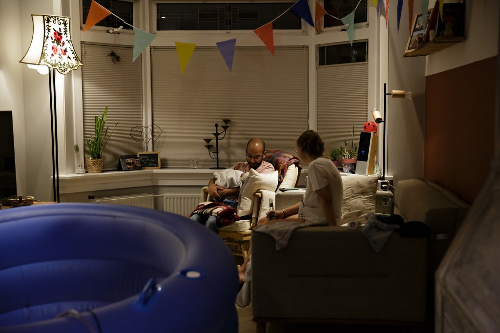 Bijkomen na een prachtige badbevalling thuis.