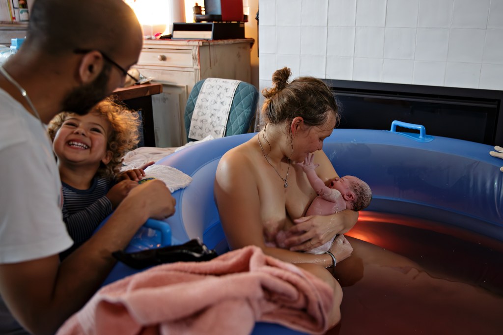 Wat is zus blij met haar broertje! 